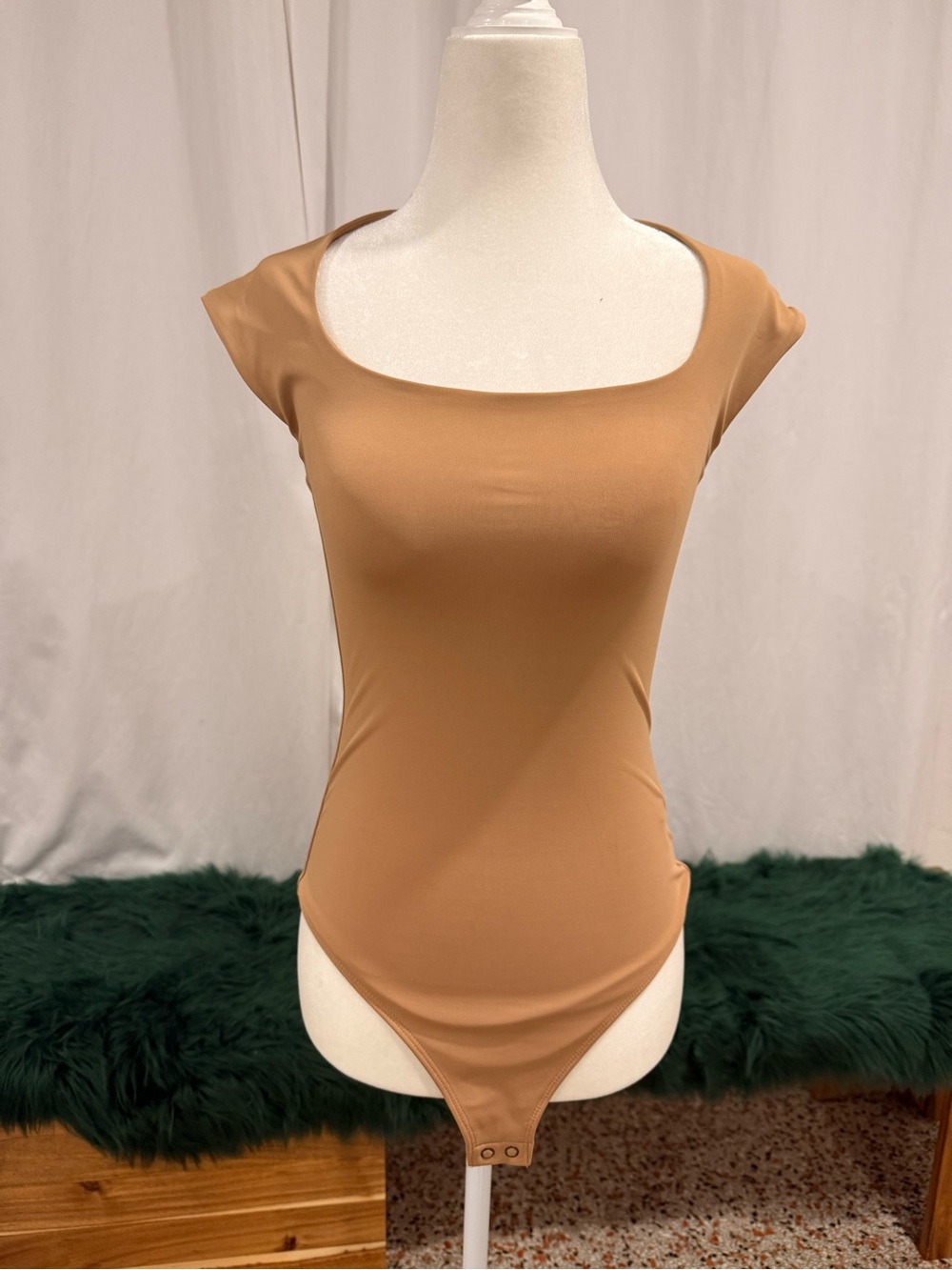 Express Women's Cap Sleeve Scoop Neck Bodysuit in Camel